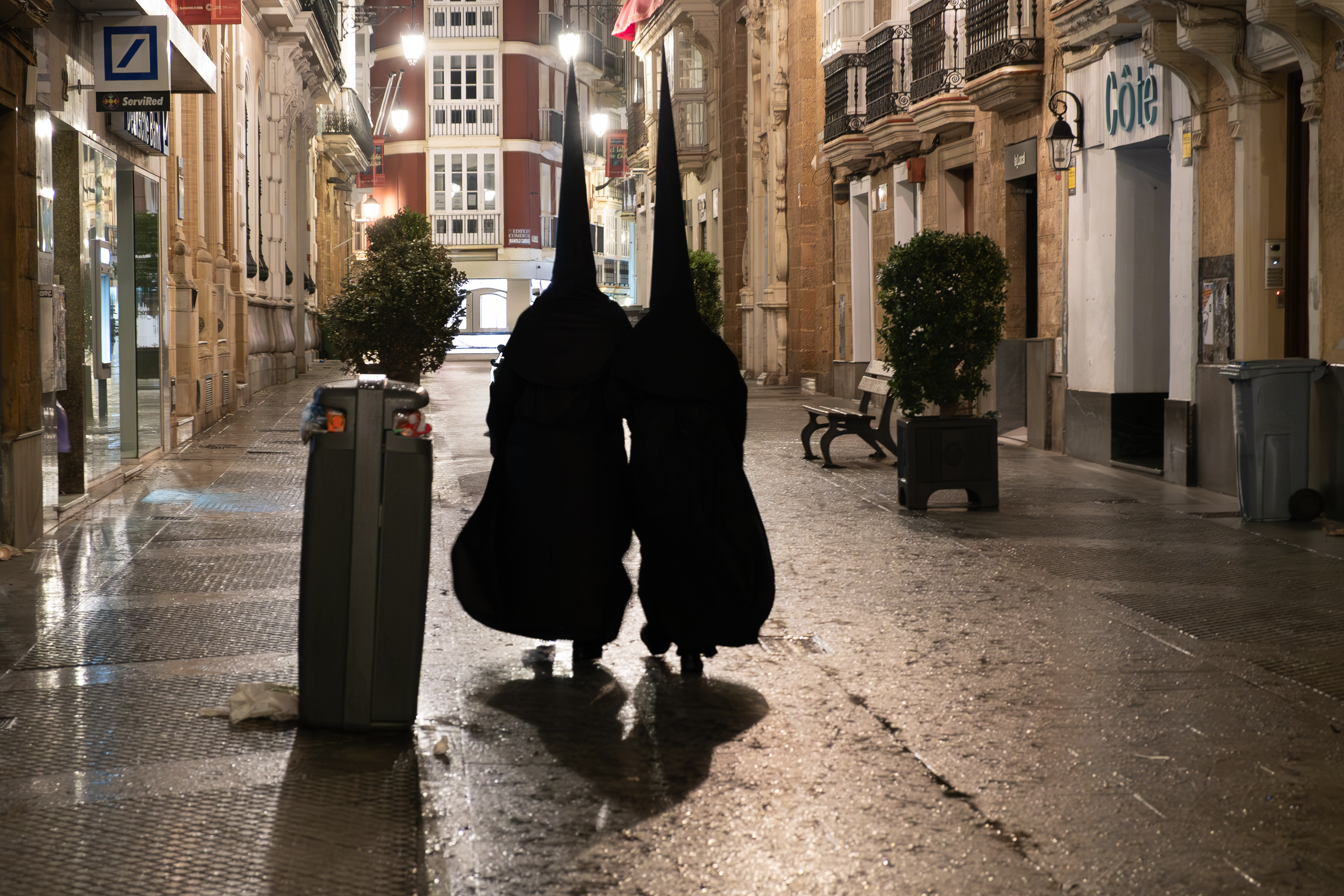 Zwei schwarze Nazarenos in der nächtlichen Altstadt
